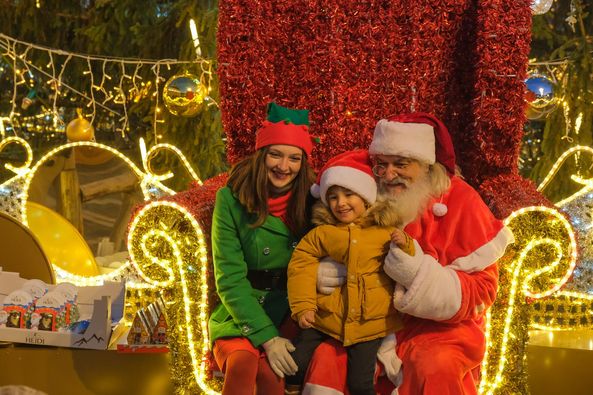 În fiecare seară, între orele 17:00 - 20:00, Moș Crăciun este în Piața Sfatului din Brașov, dornic să stea de vorbă cu toți copiii aflați prin preajmă.